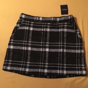 Black/white plaid skirt
